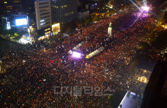 '모이자! 분노하자! #내려와라 박근혜 2차 범국민행동' 분노문화제(2차 촛불집회)가 열린 지난 5일 집회에 참가한 시민 10만여명(주최측 추산, 경찰추산 약 4만3000명)이 광화문 광장에 모여 촛불을 들고 있다. 유동일기자 eddieyou@